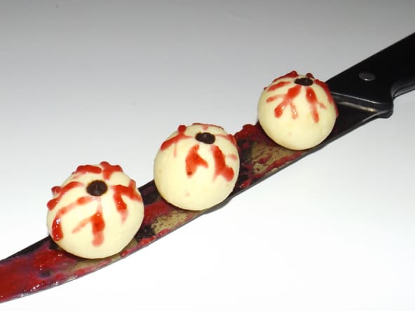 Truffes yeux globuleux d'halloween au chocolat blanc