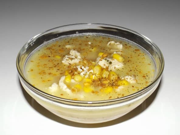 Soupe chaude au poulet et au maïs