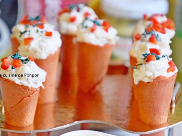 Amuse bouche mini cône tomate garni de salade de maquereau
