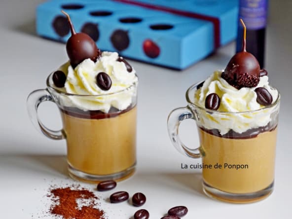 Panna cotta au café garnie de ganache au chocolat, chantilly et griotte au kirsch