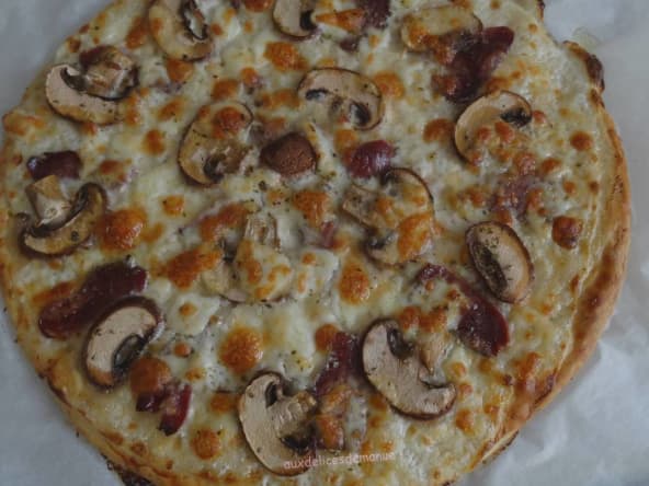 Pizza blanche au magret fumé, champignons et mozzarella