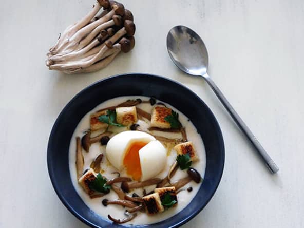 Crème de chou-fleur, champignons japonais shimejis et oeuf mollet