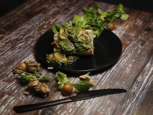 Croûtes aux champignons au pesto de mâche