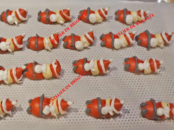 Comment réaliser des Père Noël meringués pour décorer vos bûches ?