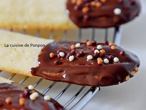 Langue de chat garnie de chocolat pour la pause café