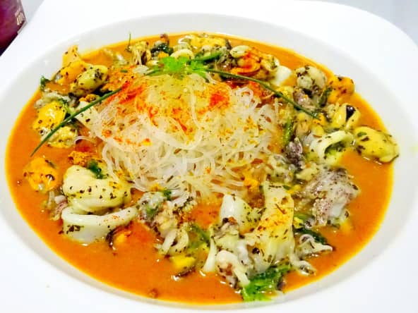 Assiette de velouté de homard au cocktail de fruits de mer et vermicelles de soja