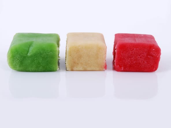 3 cubes de pâte d'amande colorée