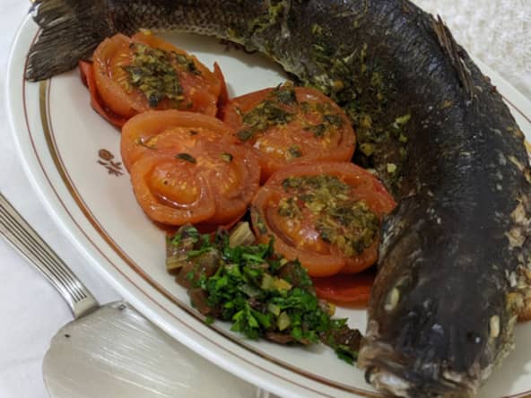 Loup grillé avec salsa aux herbes aromatiques aux raisins.