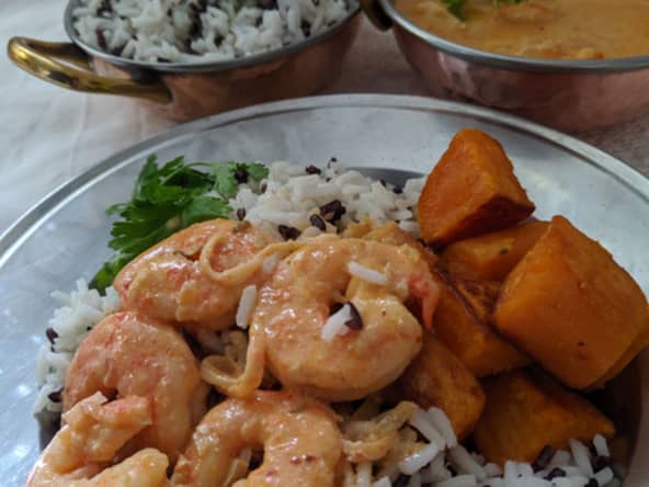 Curry rouge de Gambas, patates douces sautées et son riz blanc et noir