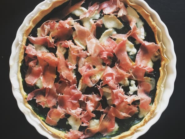 Tarte aux épinards, jambon cru, chèvre et miel