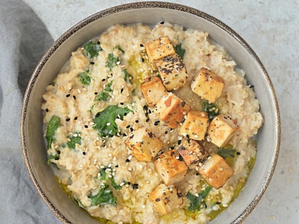 Porridge salé au miso, kale et tofu aux graines