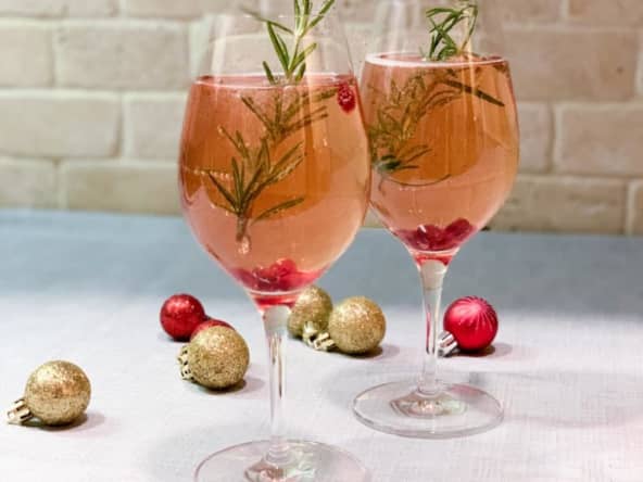 Cocktail festif avec prosecco aux canneberges et liqueur de fleur de sureau St-Germain