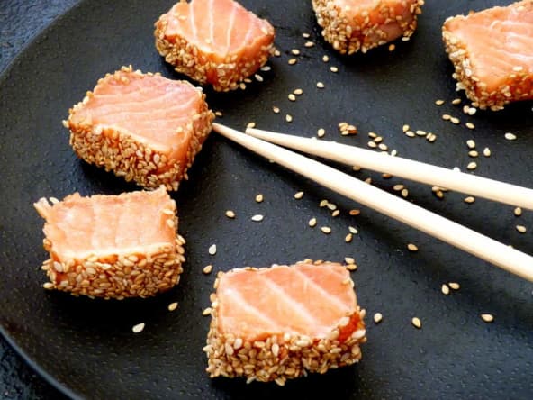 Mi-cuit de saumon au sésame façon tataki à servir en amuse-bouches