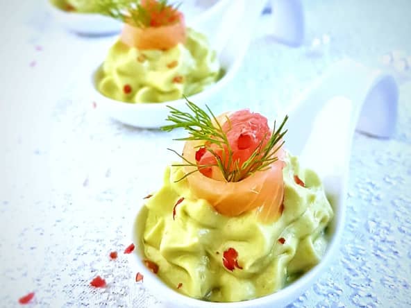 Cuillères apéritives à la crème d'avocat et au saumon fumé pour un apéro frais et léger