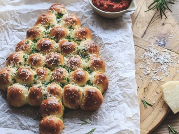 Sapin de noël au fromage, herbes et parmesan
