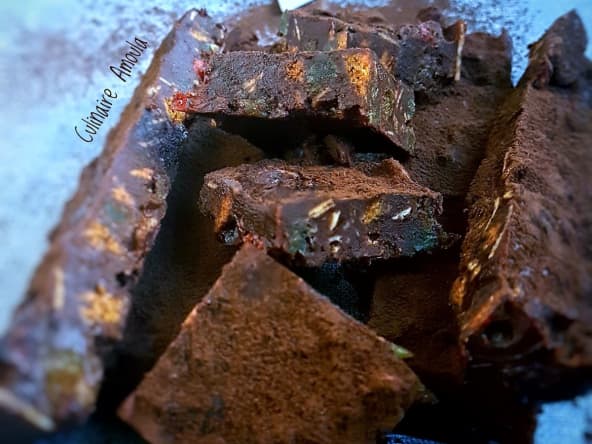 Gâteau sans cuisson "fridge cake" au chocolat, fruits secs et spéculoos