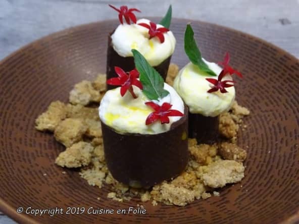 Mousse mangue-fruits de la passion, chantilly au citron tigré sur crumble à la cannelle