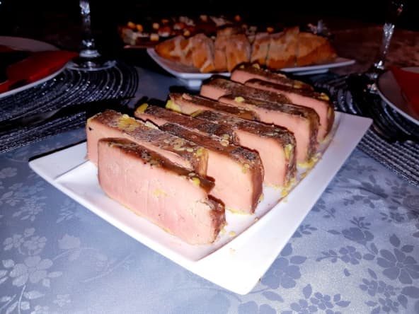 Foie gras entier fait maison à la liqueur de châtaignes pour les fêtes de fin d'année