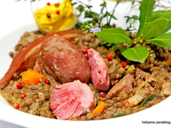 Lentilles au jambonneau et poitrine fumée traditionnelles de la Saint Sylvestre