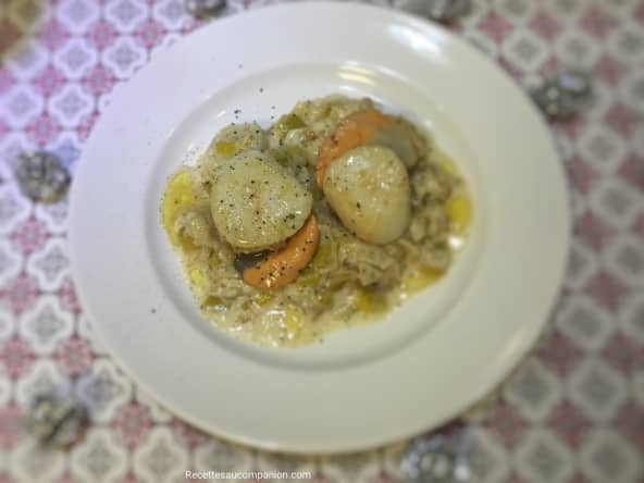 Coquilles saint Jacques sautées au beurre noisette sur lit de fondue de poireaux