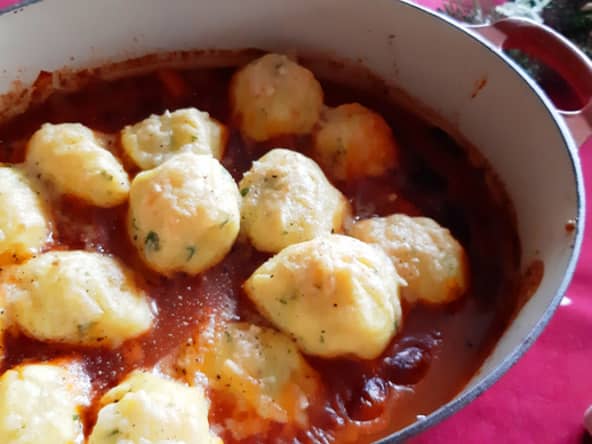 Goulasch et Kartoffel-Käse-Klössen, des quenelles de pommes de terre au fromage