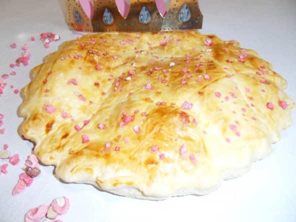 Galette des rois feuilletée aux pralines roses