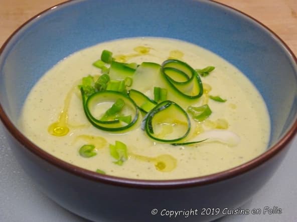 Velouté crémeux de courgettes douces à l'avocat et à l'ail noir, huile de noix