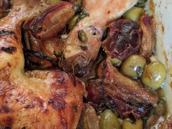 Poulet rôti aux dattes, olives et câpres.
