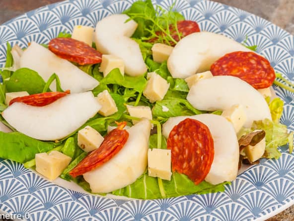 Mesclun aux poires, fromage et chorizo