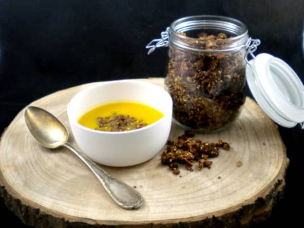 Le granola salé veggie aux noix, noix de cajou, noix de pécan, pignons, etc.