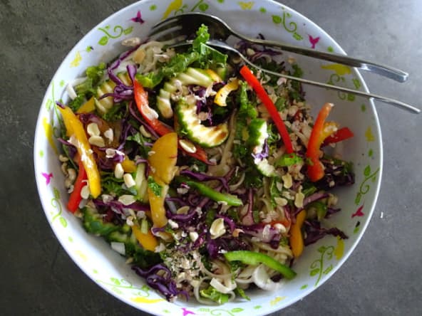 Salade de légumes colorés aux nouilles avec un dressing asiatique de Ree Drummond