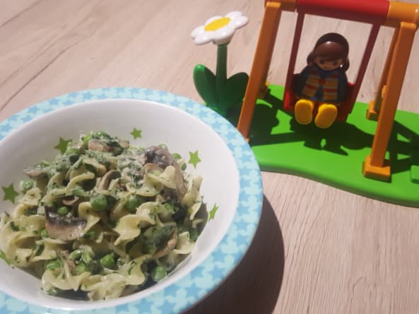 Petit pot de pâtes, petit pois et champignons