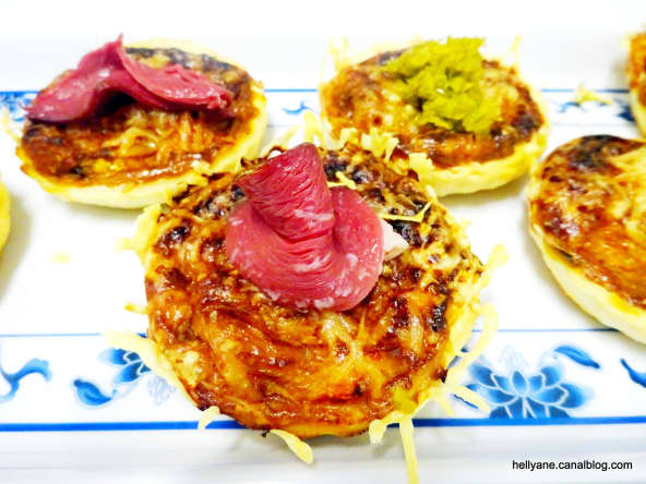 Tartelettes feuilletées aux poivrons rouges, magret de canard et fleur d'ail 