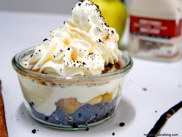 Mousse légère sur fond de biscuits oréo, de pommes et de sirop d'érable