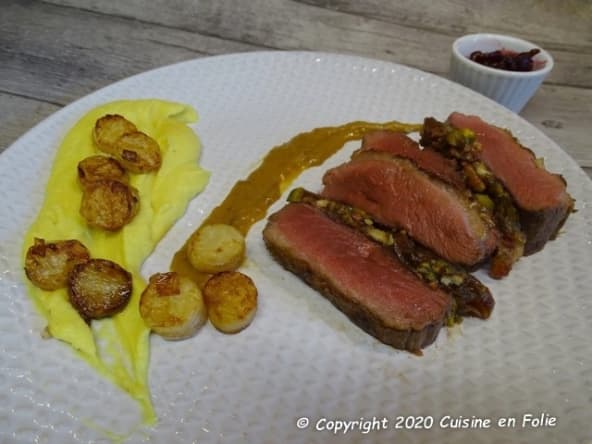 Rôti de magrets de canard aux fruits secs et dattes, purée de céleri au curcuma, sauce miel moutarde