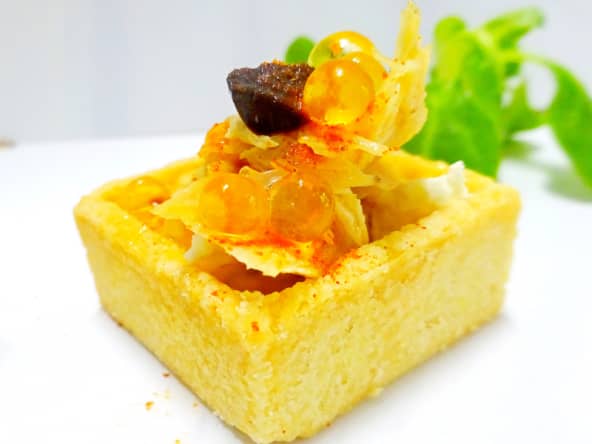 Mini trendy carré au beurre, garni de filet de thon blanc, d'ail noir et capsaïcine aux perles de citron 