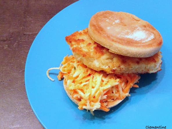 Burgers de poisson avec une remoulade de carottes et céleri-rave
