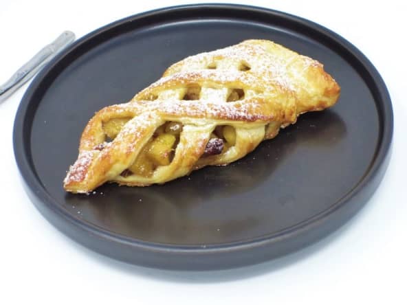 Feuilletés tressés aux pommes, raisins secs et noix de pécan