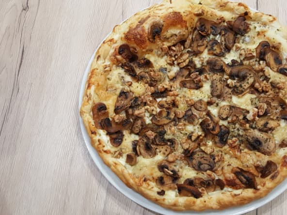 Tarte fine aux champignons, gorgonzola, noix