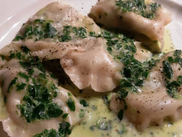 Raviolis fait maison avec une sauce persillée à la crème