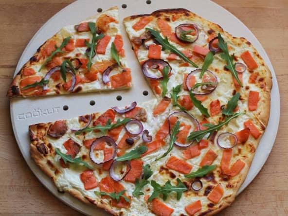 Pizza au saumon fumé et carrés frais