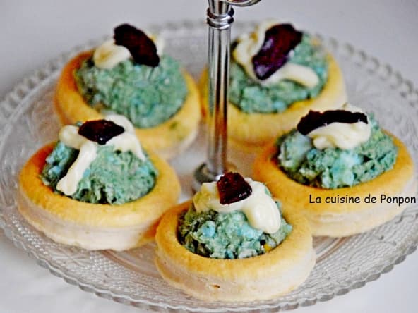 Amuse bouche à la salade de thon, spiruline et ail noir