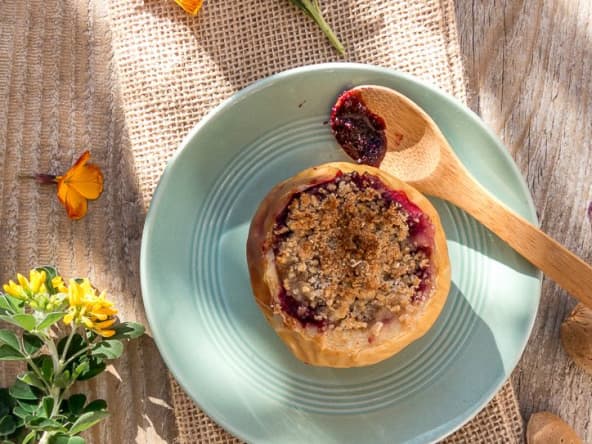 Pomme au four au croquant d‘avoine et cassis : un dessert vegan