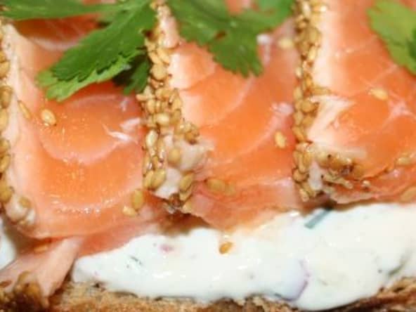 Bruschetta de saumon mi-cuit aux graines de sésame, huile de noisette vierge sur son crémeux fraîcheur aux herbes