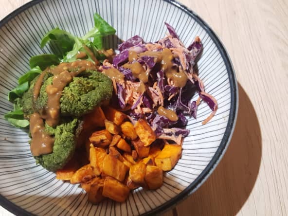 Poke bowl aux falafels d'épinards, patate douce et coleslaw avec sauce aux cacahuètes