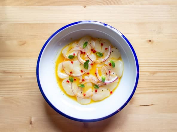 Carpaccio de Saint-Jacques aux fruits de la passion et oignon rouge