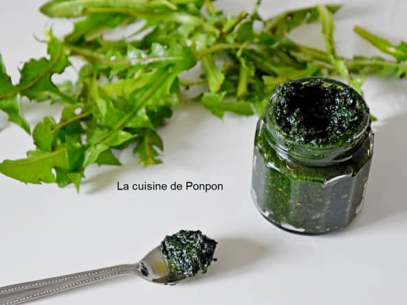 Pesto de feuilles de pissenlit et spiruline, sans cuisson et vegan