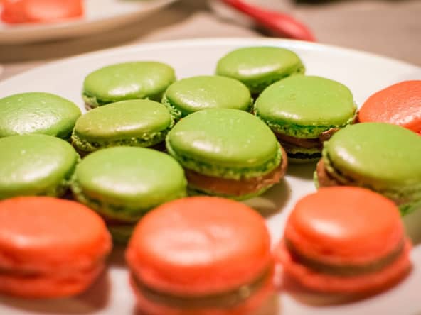 Coques de macarons à la meringue française.