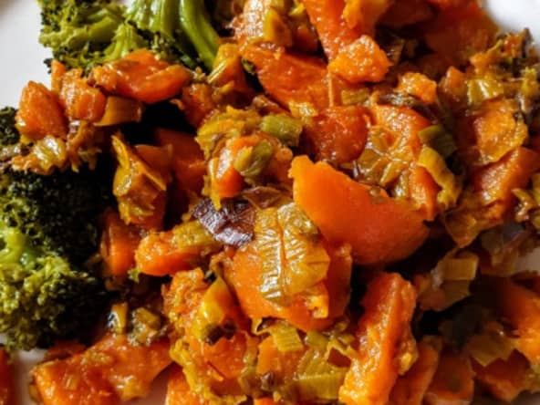 Poêlée avec les restes de fanes de poireaux et de patate douce