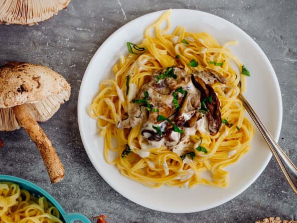 Fettucinis aux champignons coulemelles, à la crème et au basilic